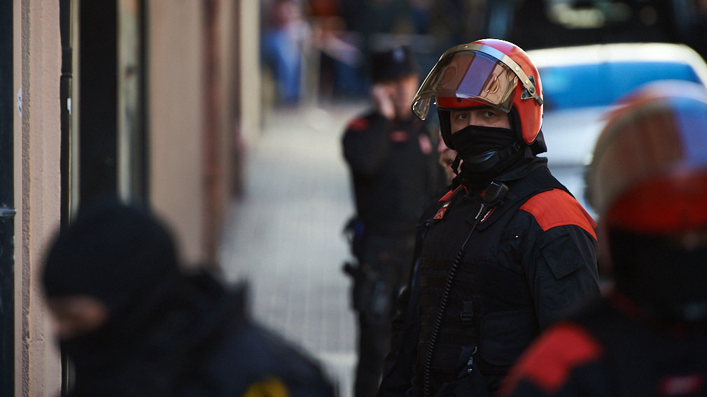 GALERÍA.- Redada en la Milagrosa: la intervención policial que ha acabado con cinco detenidos, entre ellos el atrincherado
        