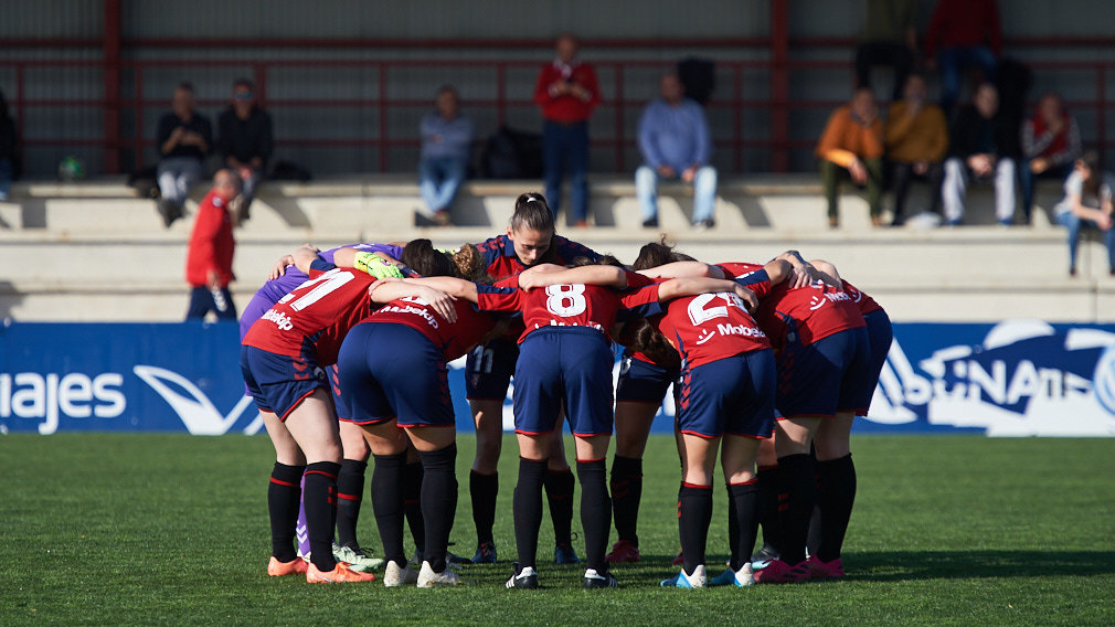           Las mejores imágenes del partido de fútbol femenino entre Osasuna y Pozuelo en Tajonar
        