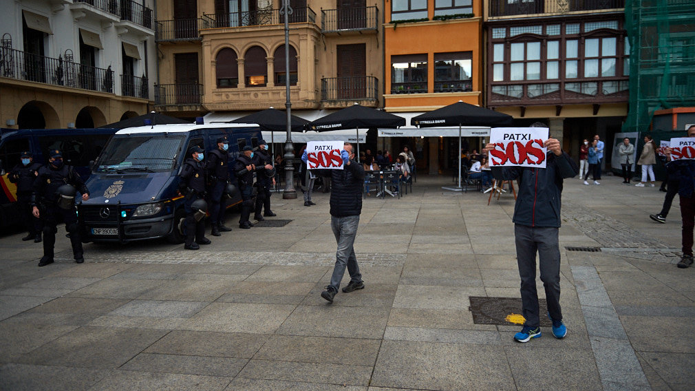           La izquierda abertzale revienta Pamplona: las imágenes de la batalla campal de los socios de María Chivite
        