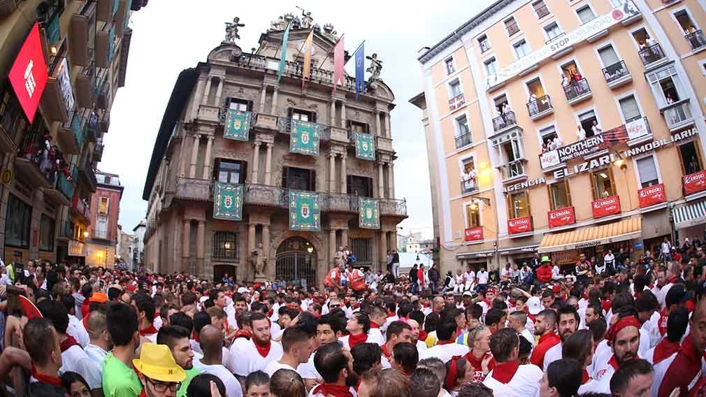 La Plaza del Ayuntamiento de Pamplona, abarrotada en el primer enciero de los Sanfermines 2018. MIGUEL FERNÁNDEZ