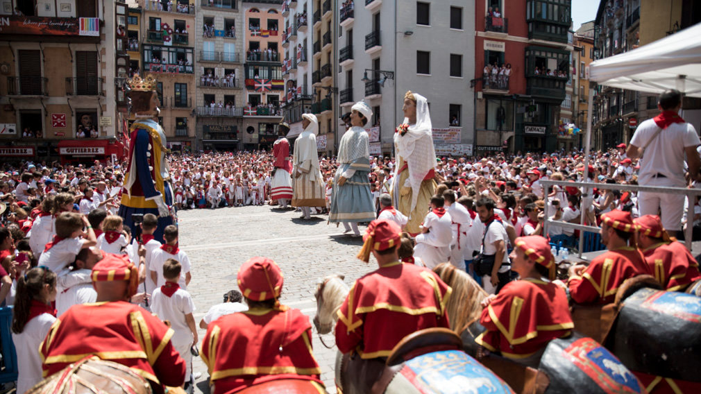 GALERÍA.- Los gigantes amenizan con bailes su despedida de las fiestas de San Fermín