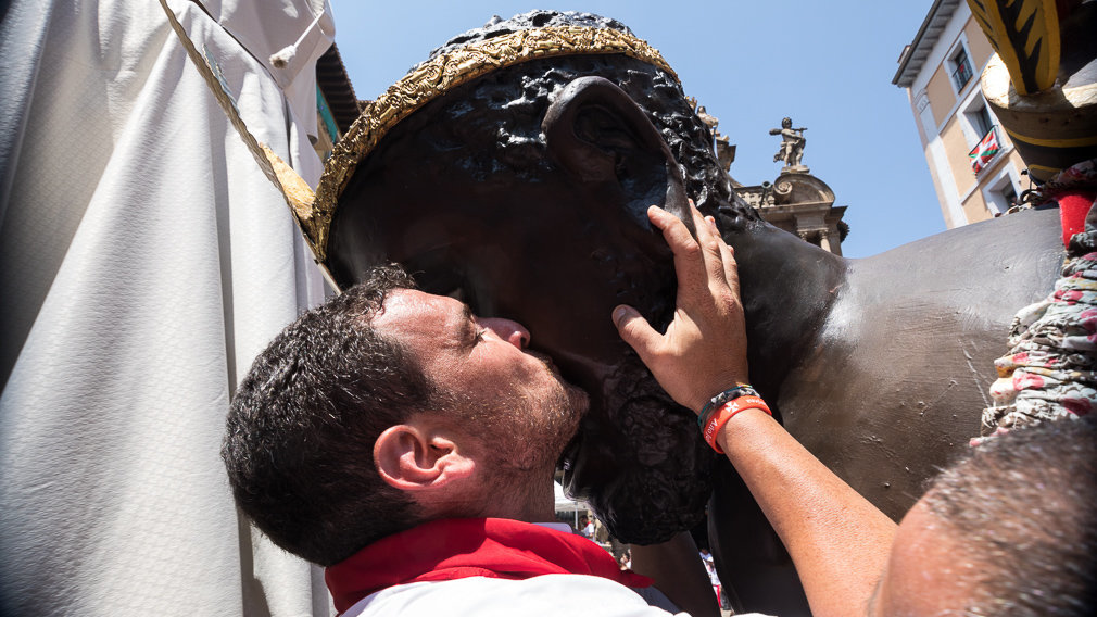 GALERÍA: Besos y bailes para decir 'hasta pronto' a los gigantes de Pamplona tras los Sanfermines