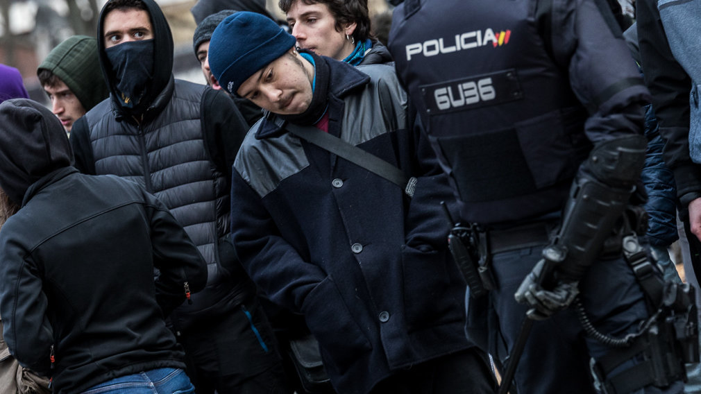 GALERÍA - Con las porras preparadas: un gran dispositivo policial evita que los ilegales accedan al Parlamento