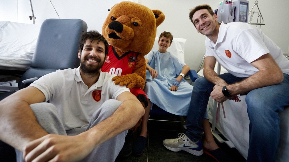           Sonrisas en el hospital: los jugadores de Basket Navarra acompañan a los niños en el CHN
        