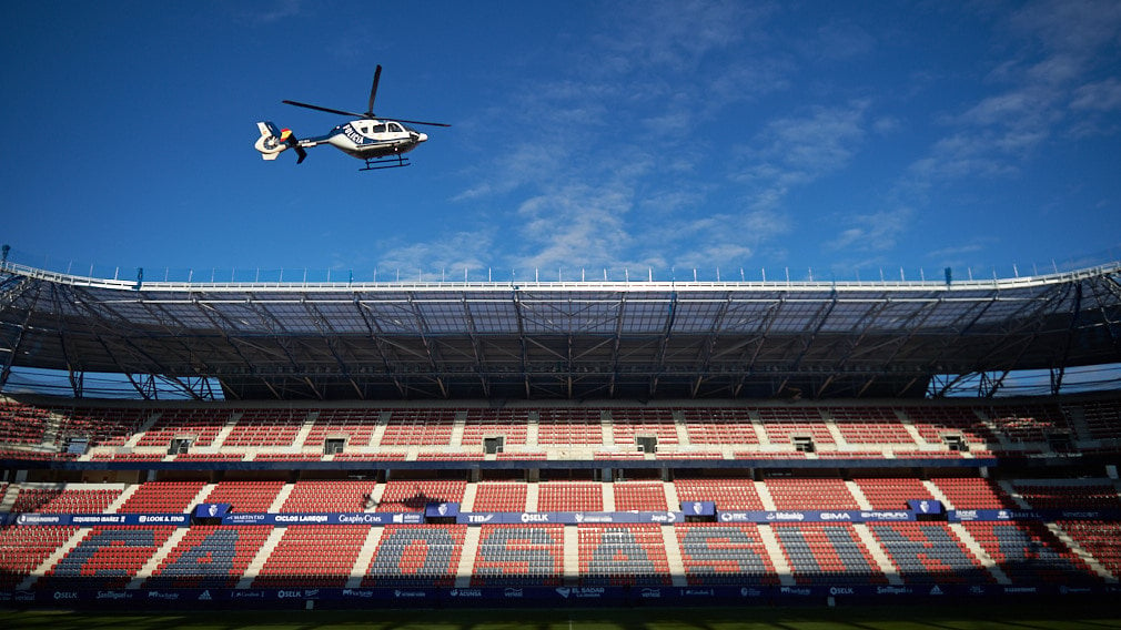           El espectacular aterrizaje de los Reyes Magos en El Sadar de Pamplona: las imágenes de su llegada en helicóptero
        