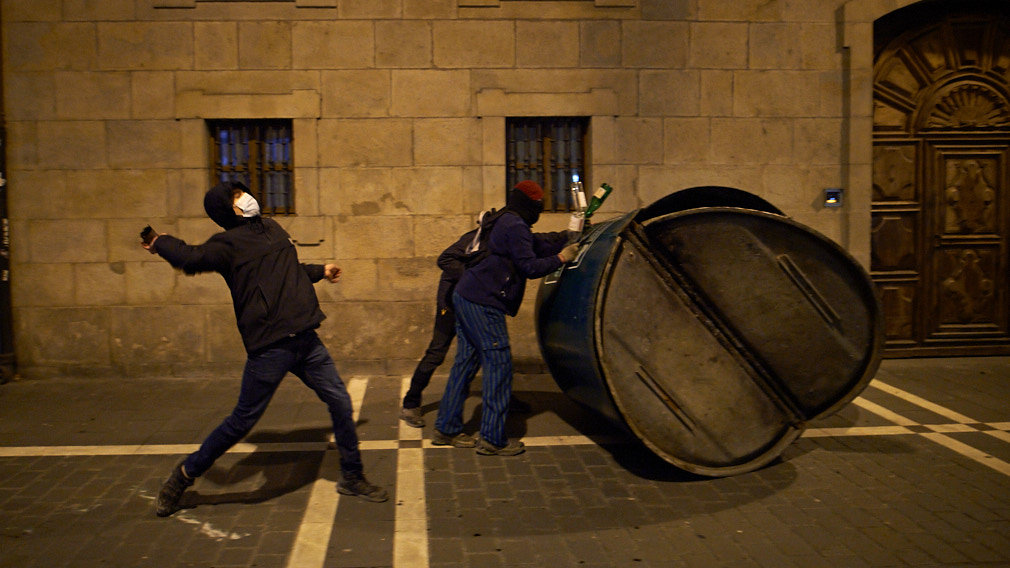           Los graves disturbios de Pamplona, en imágenes: los radicales 'queman' la ciudad en defensa de Pablo Hasel
        