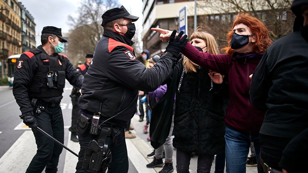 [GALERÍA] Caídas, empujones y puñetazos en el 8-M: feministas radicales la 'lían' en Pamplona
        