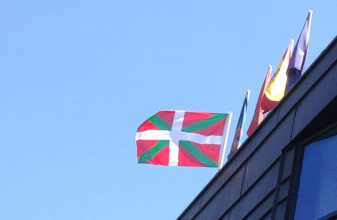 La bandera del País Vasco colocada en Berriozar.