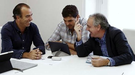 Carlos García Adanero conversa con Luis Casado y Miguel Sanz en una Ejecutiva de UPN.