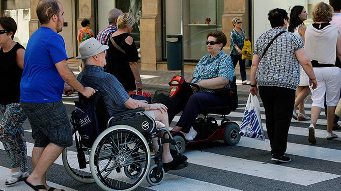 Varias personas en silla de ruedas en Pamplona.