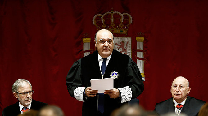 El presidente del Tribunal Superior de Justicia de Navarra (TSJN), Joaquín Galve (c), el fiscal superior de la Comunidad foral, José Antonio Sánchez (i) y el magistrado Victor Cubero (d).