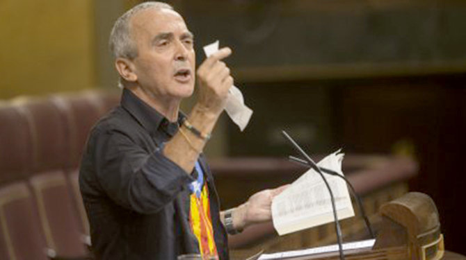 Sabino Cuadra rompe la Constitución en el Congreso.