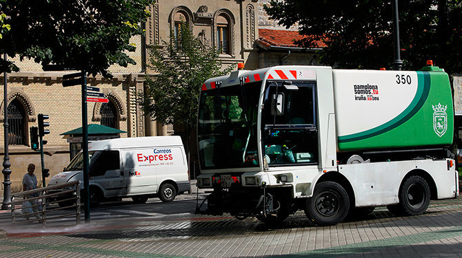 Vehículo de limpieza trabajando  en las calles de Pamplona.