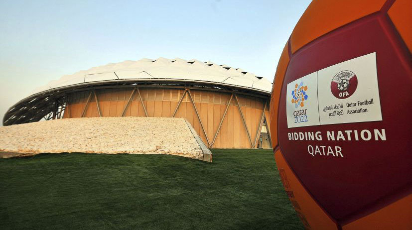 SPO02 DOHA (CATAR) 24/02/2015.- Fotografía de archivo realizada el 14 de septiembre de 2010 que muestra el logotipo de la candidatura de Catar al Mundial de la FIFA 2022 frente al modelo de un estadio construido En Doha (Catar). Responsables de la FIFA han recomendado hoy, 24 de febrero de 2015, que el Mundial de Catar 2022 debería celebrarse entre los meses de noviembre y diciembre. EFE/Str