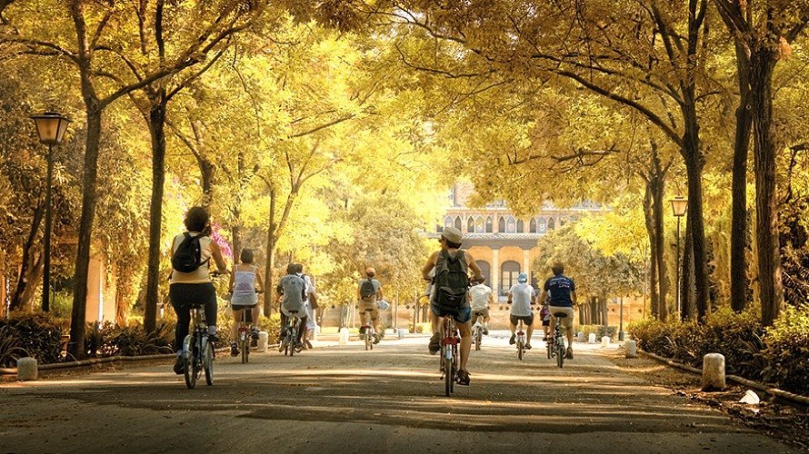 Un grupo de personas pasean con sus bicicletas. /CIUDADES POR LA BICICLETA