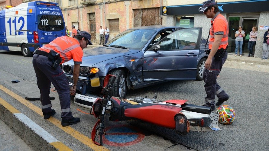 Agentes del Equipo de Atestados inspeccionan los vehículos en Cadreita
