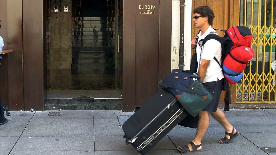Imagen de un turista portando su equipaje.