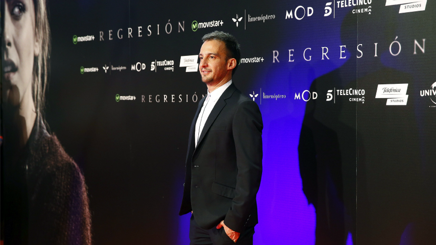 El director Alejandro Amenábar, posa a su llegada al estreno de su última película Regresión esta noche en Madrid. /EFE