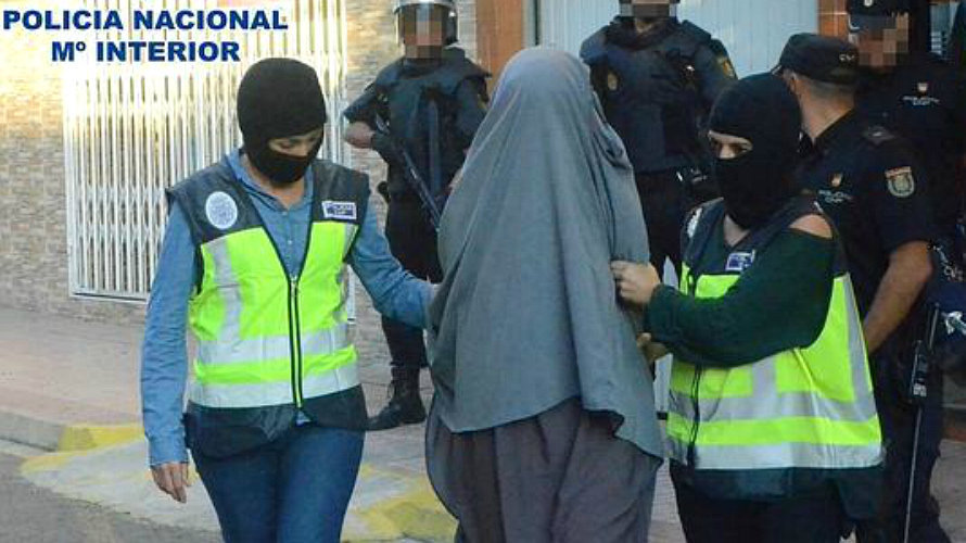 Momento del arresto de una de las sospechosas por terrorismo yihadista en Xeraco.  /Ministerio del Interior