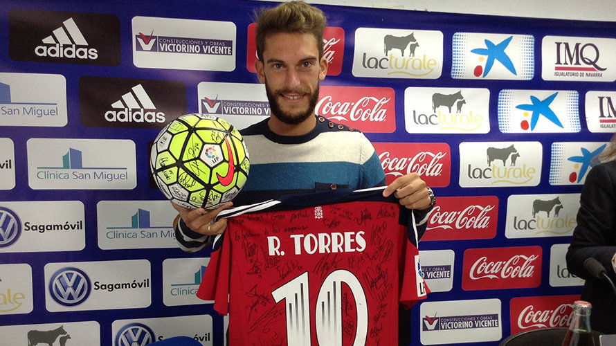 Roberto Torres posa con el balón y la camiseta tras su hat-trick ante el Lugo.