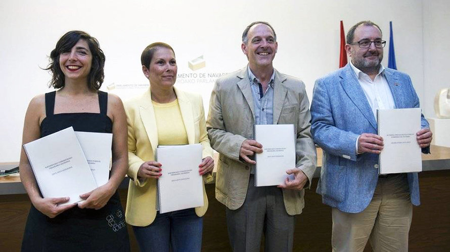 Laura Pérez, Uxue Barkos, Adolfo Araiz y José Miguel Nuin cuando firmaron el acuerdo de Gobierno en julio. EFE.