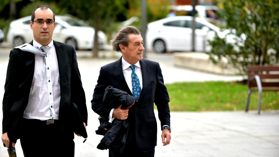 El expresidente Miguel Archanco llega a los juzgados. PABLO LASAOSA.