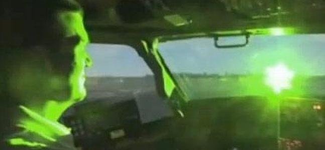 Un puntero laser deslumbra a un piloto. ARCHIVO