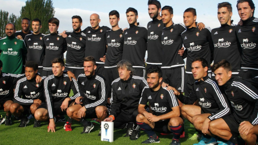Martín Monreal y su plantilla posan con el trofeo al mejor entrenador de septiembre. Foto CA Osasuna.