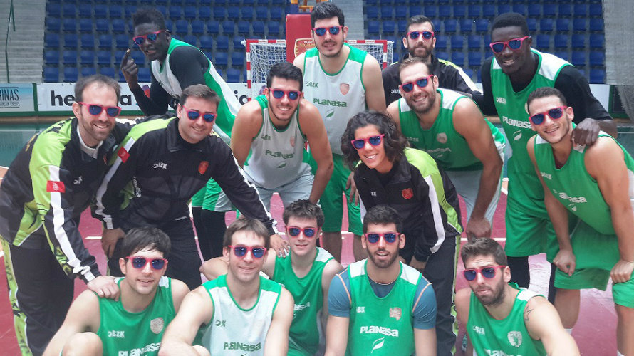 Jugadores del Planasa con gafas de sol contra el cáncer.