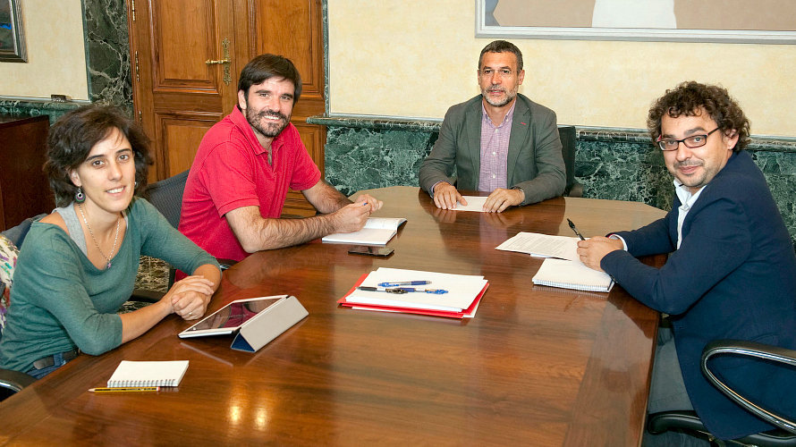 De izda. a dcha. Marqués, el alcalde Larrarte, el vicepresidente Laparra y Mauleón durante la reunión.