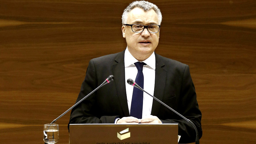 El defensor del Pueblo de Navarra, Javier Enériz, durante su intervención en el Parlamento. EFE.
