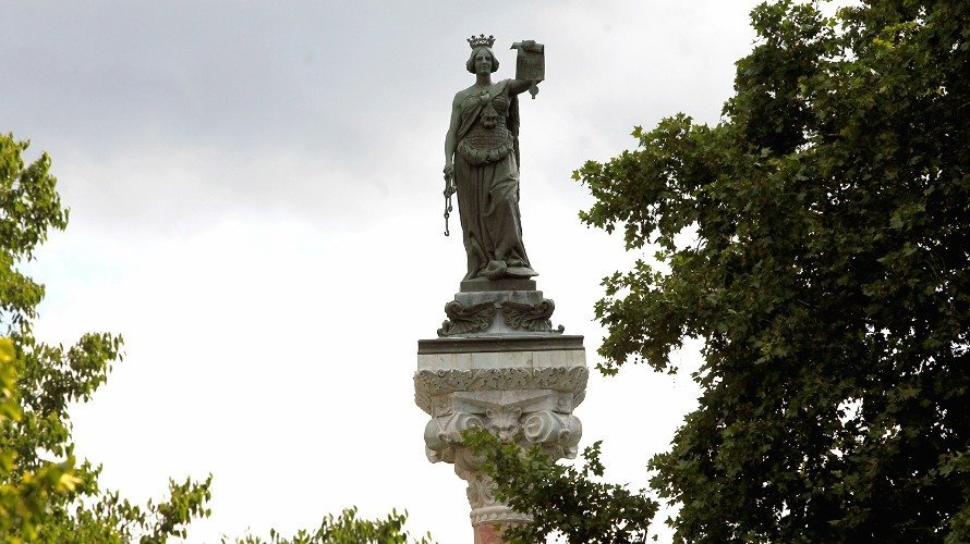 Estatua de los Fueros en Pamplona.
