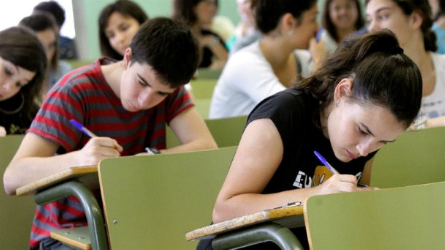 Estudiantes realizando un examen en el colegio.