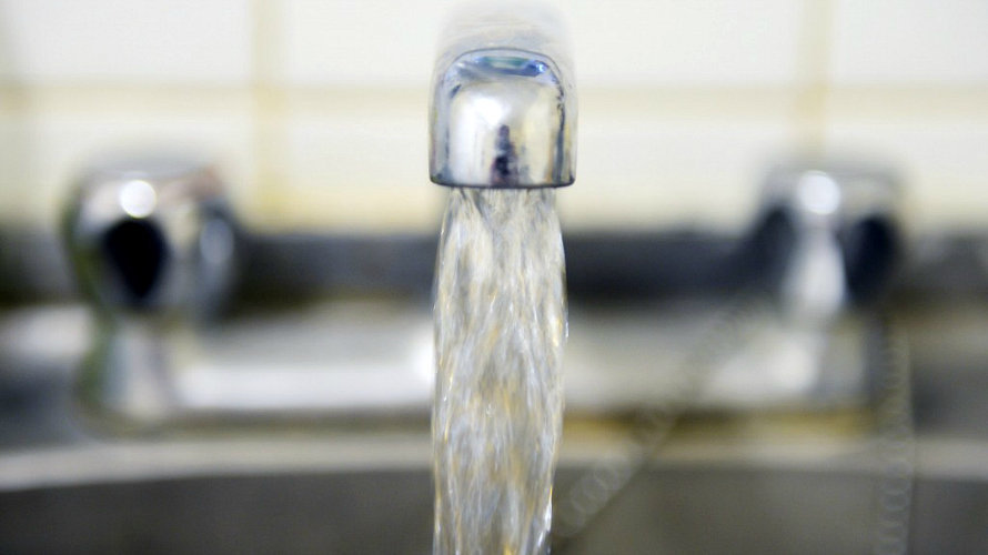 Salud distribuye agua embotellada por unas partículas sedimentables en el agua del Hospital. EFE