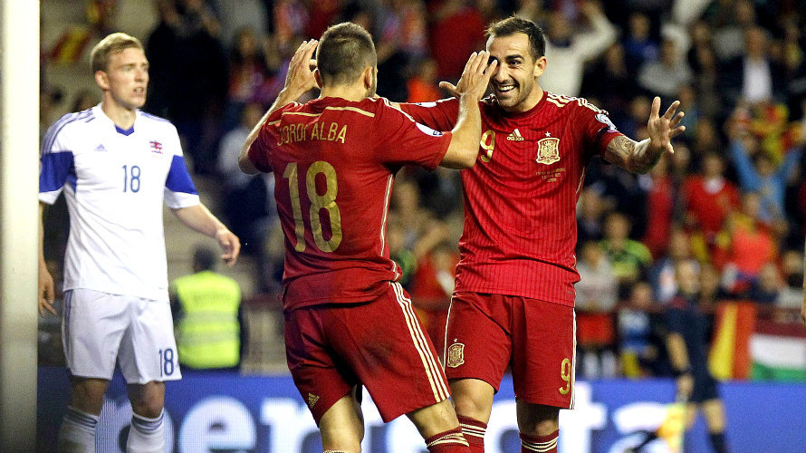 El delantero de la selección española de fútbol, Francisco Alcácer (3i), celebra su gol, segundo del equipo, con Jordi Alba (2i).