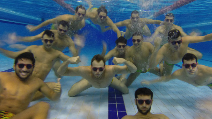 Los jugadores del WP Navarra posan con gafas de sol bajo el agua.