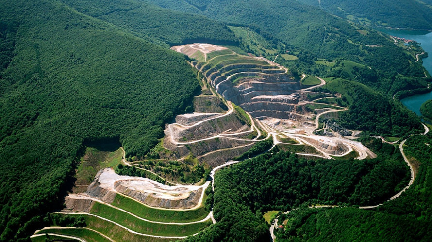 Vista aérea de una mina de magnesita en el norte de Navarra.