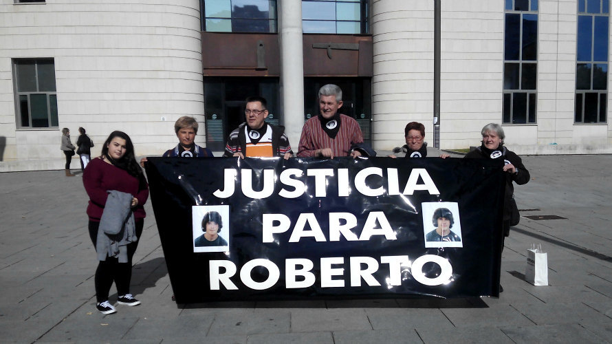 La familia de Roberto Requena frente al Palacio de Justicia mientras se celebra el juicio.