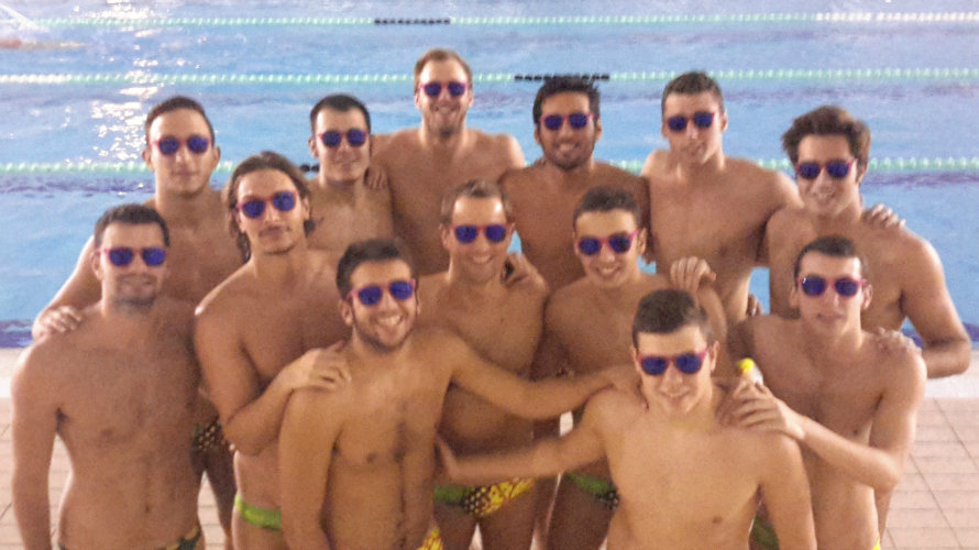 Los jugadores del WP Navarra posan con gafas de sol en apoyo a un motivo solidario.