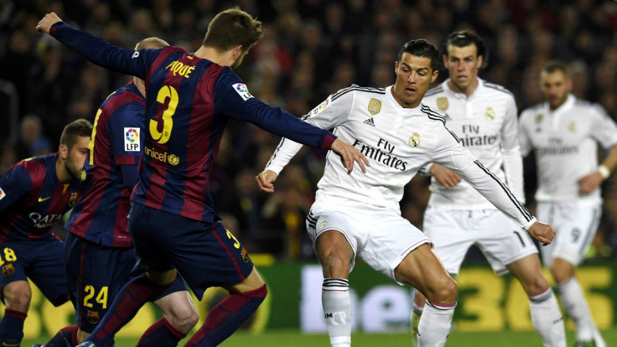 Piqué y Ronaldo en una acción de un R. Madrid-Barcelona. EFE.
