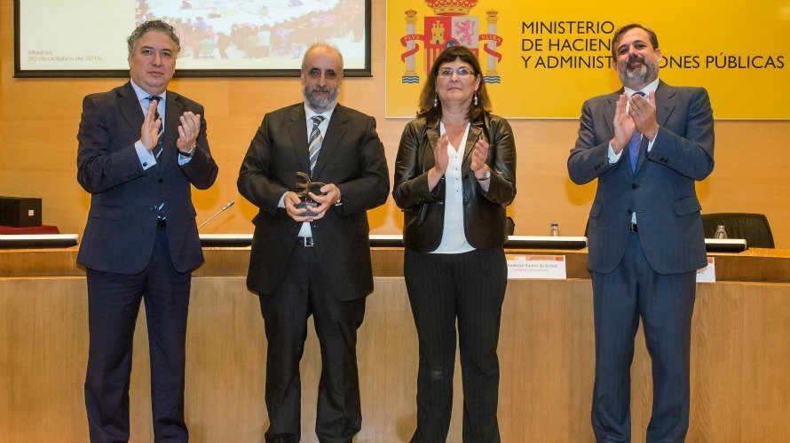 El director del centro recoge el premio en Madrid.