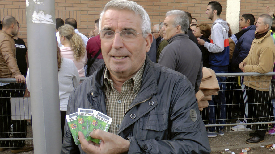 Un aficionado muestra sus tres entradas compradas para el partido de Copa. EFE.