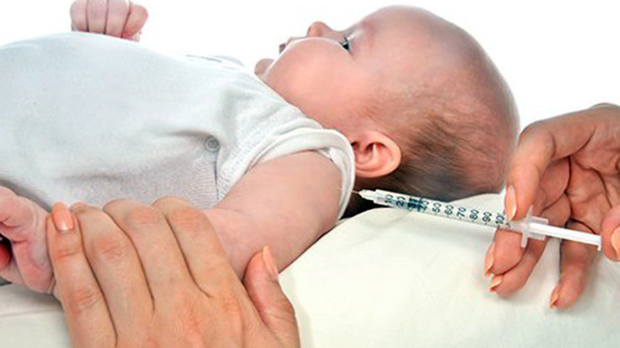 Enfermera vacunando a un bebé
