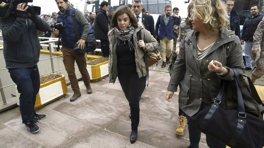 La vicepresidenta del Gobierno español, Soraya Sáenz de Santamaría, sale del hotel en el que ha esperado la solución a una avería del avión. EFE
