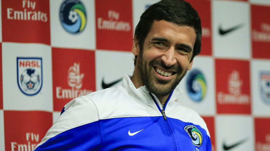 Raúl González en su despedida como jugador del Cosmos. EFE.