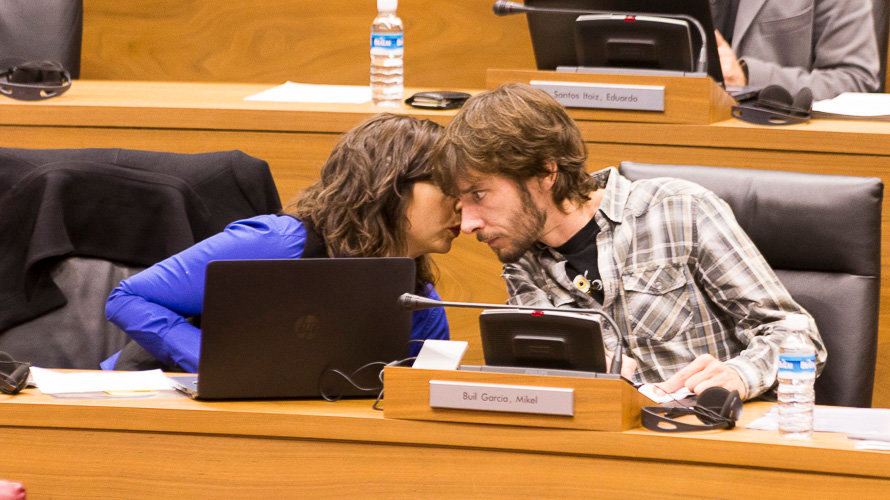 Laura Pérez y Mikel Buil, parlamentarios de Podemos.