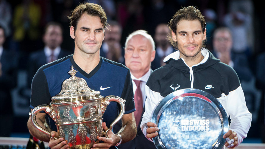 Roger Federer y Rafael Nadal con sus trofeos en Suiza. Efe.