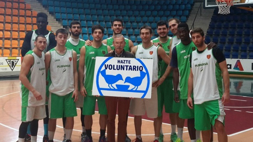 Los jugadores del Planasa posan con el cartel "hazte voluntario".