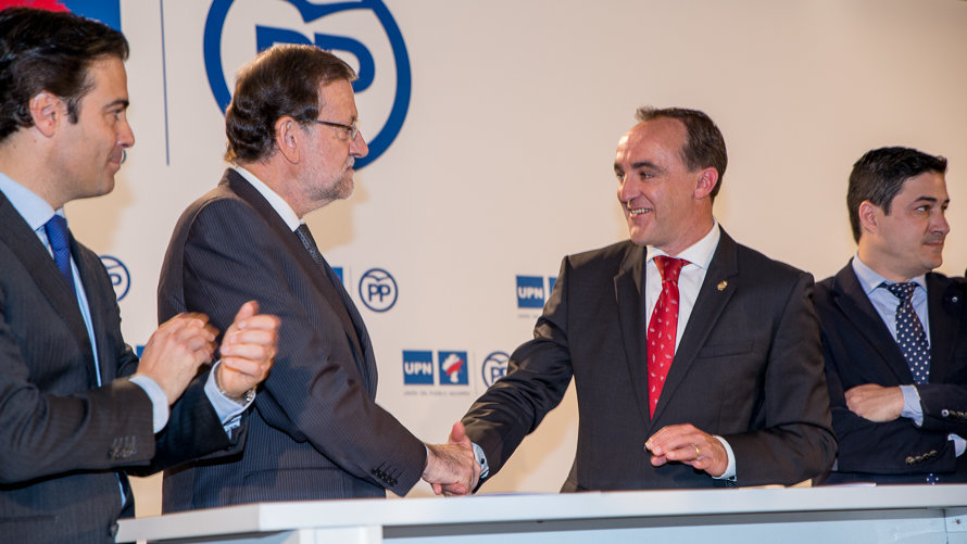 Mariano Rajoy y José Javier Esparza firman el pacto UPN-PP para las próximas elecciones generales. IÑIGO ALZUGARAY. -13