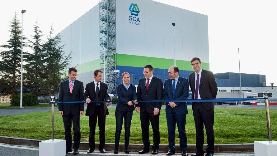 La Presidenta Barkos inaugura la nueva planta de SCA en Allo.